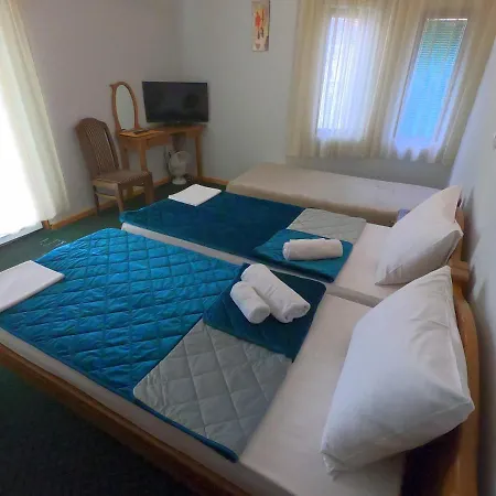 Oda ve Kahvaltı Garni Vir 3*